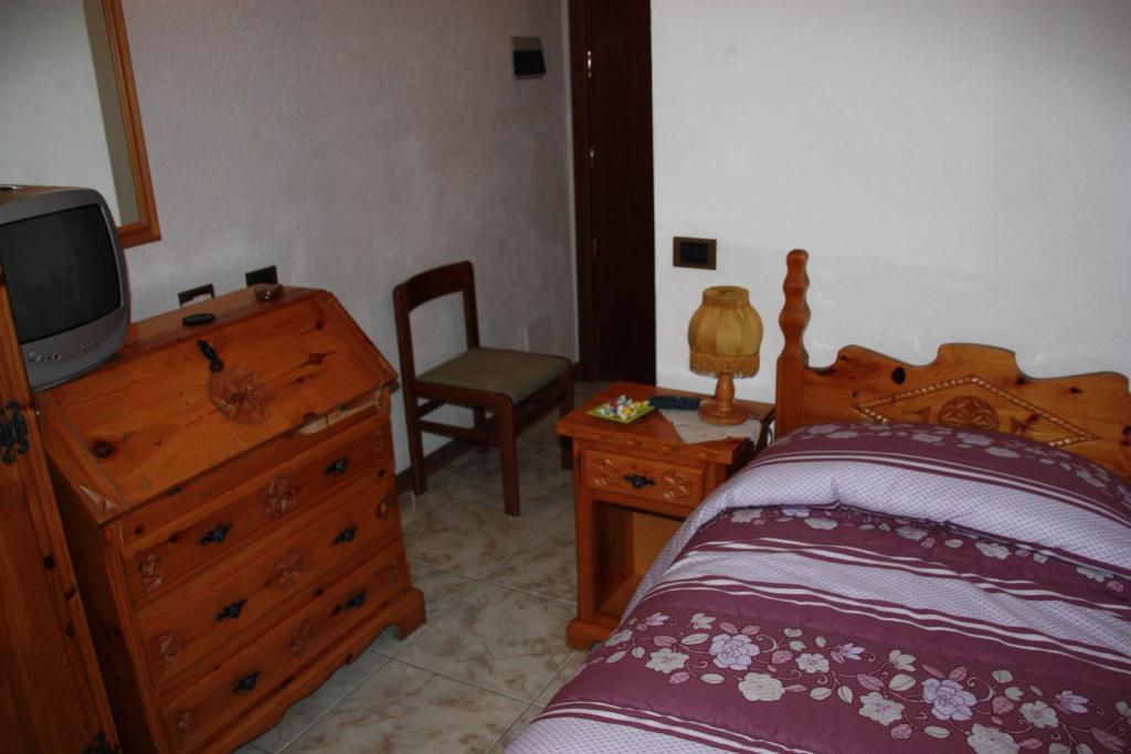 Hotel Bellevue Gignod Quarto foto